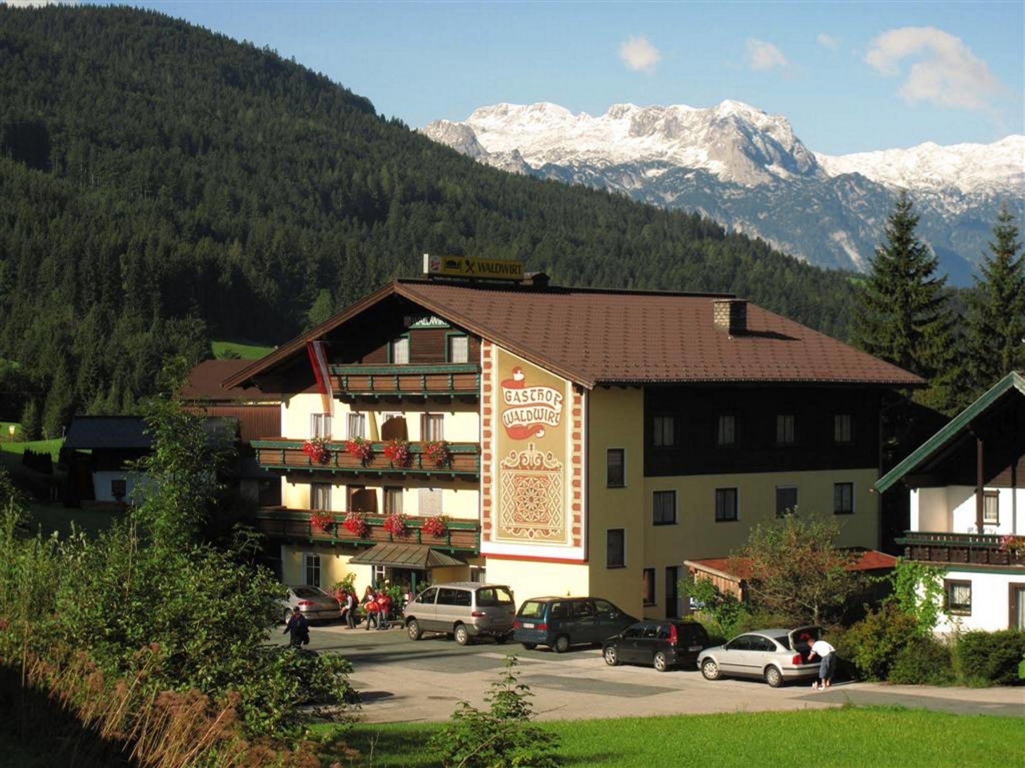 Gasthof Waldwirt Russbach am Pass Gschütt Buitenkant foto